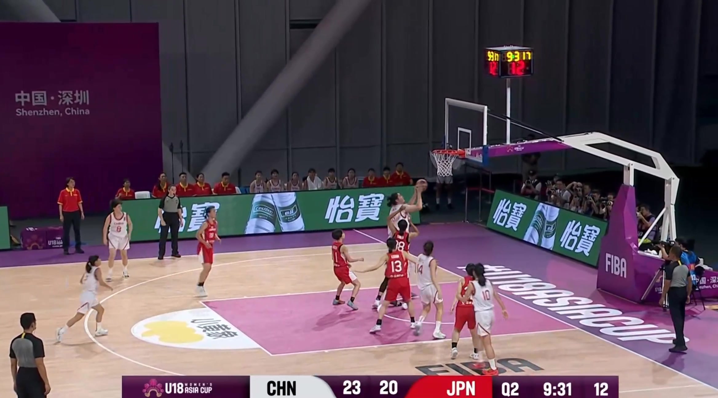 日本女篮队员一看到张子宇在篮下接球，基本